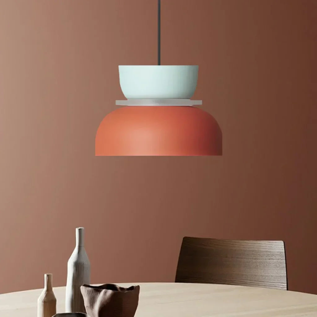 "Fargerik pendellampe med makronfarger og moderne nordisk design, interiørbelysning, perfekt for små til mellomstore rom."