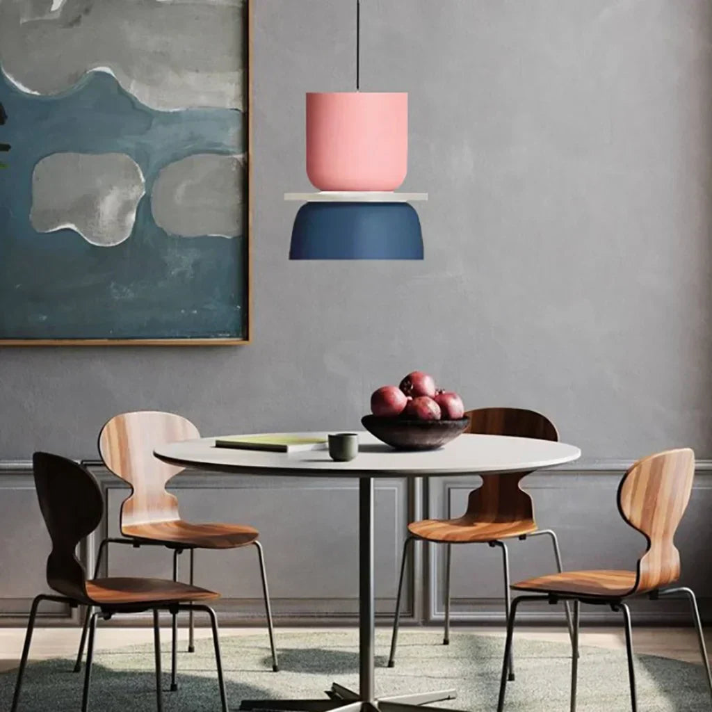 "Fargerik pendellampe med makronfarger og moderne nordisk design, interiørbelysning, perfekt for små til mellomstore rom."