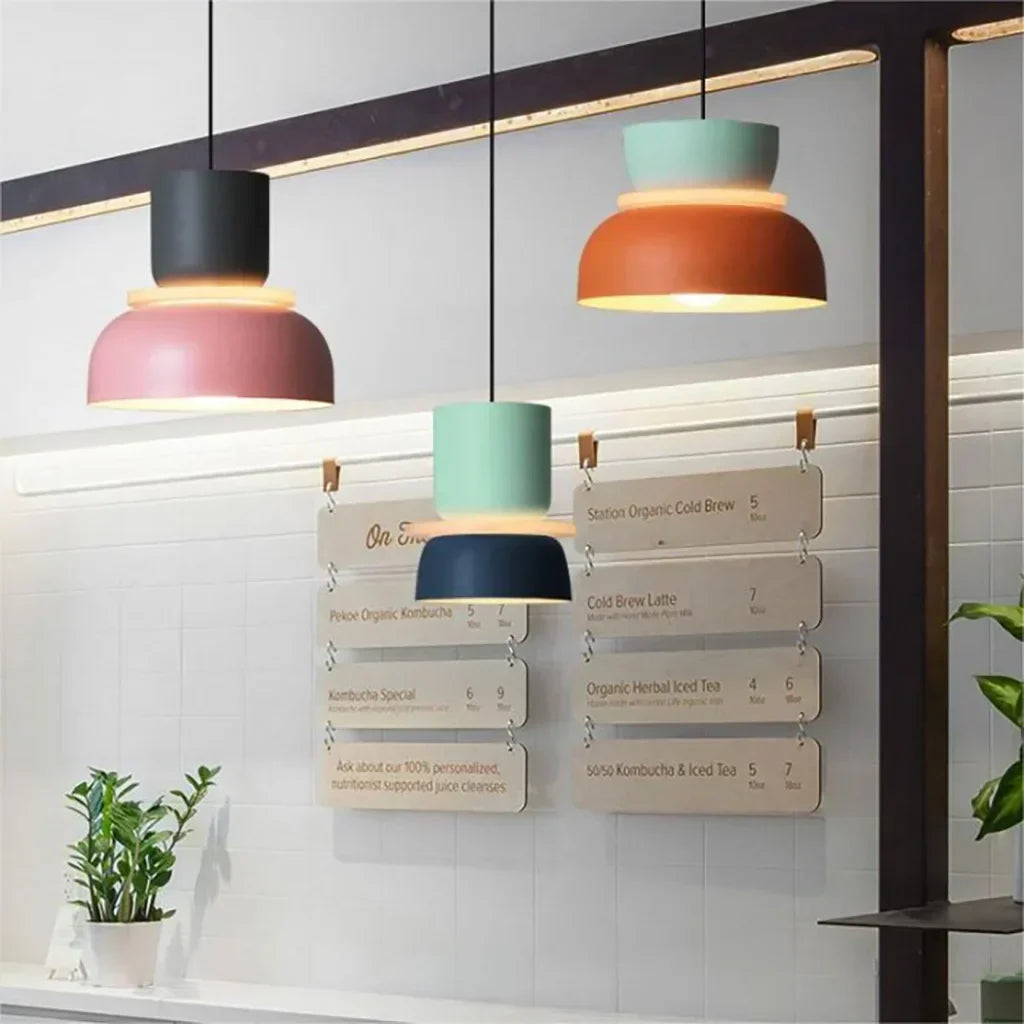 "Fargerik pendellampe med makronfarger og moderne nordisk design, interiørbelysning, perfekt for små til mellomstore rom."