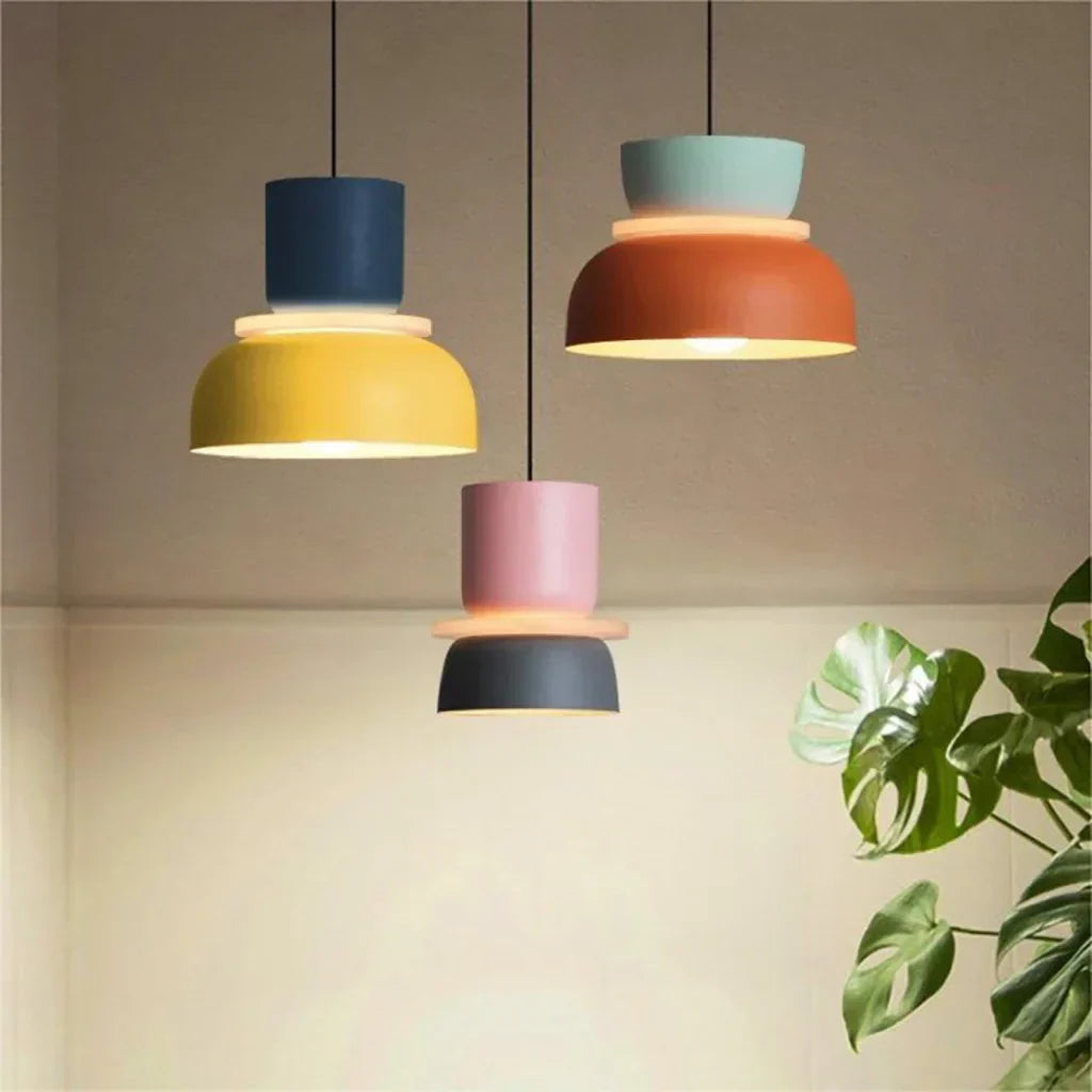 "Fargerik pendellampe med makronfarger og moderne nordisk design, interiørbelysning, perfekt for små til mellomstore rom."