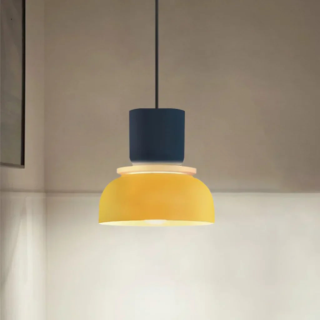 "Fargerik pendellampe med makronfarger og moderne nordisk design, interiørbelysning, perfekt for små til mellomstore rom."