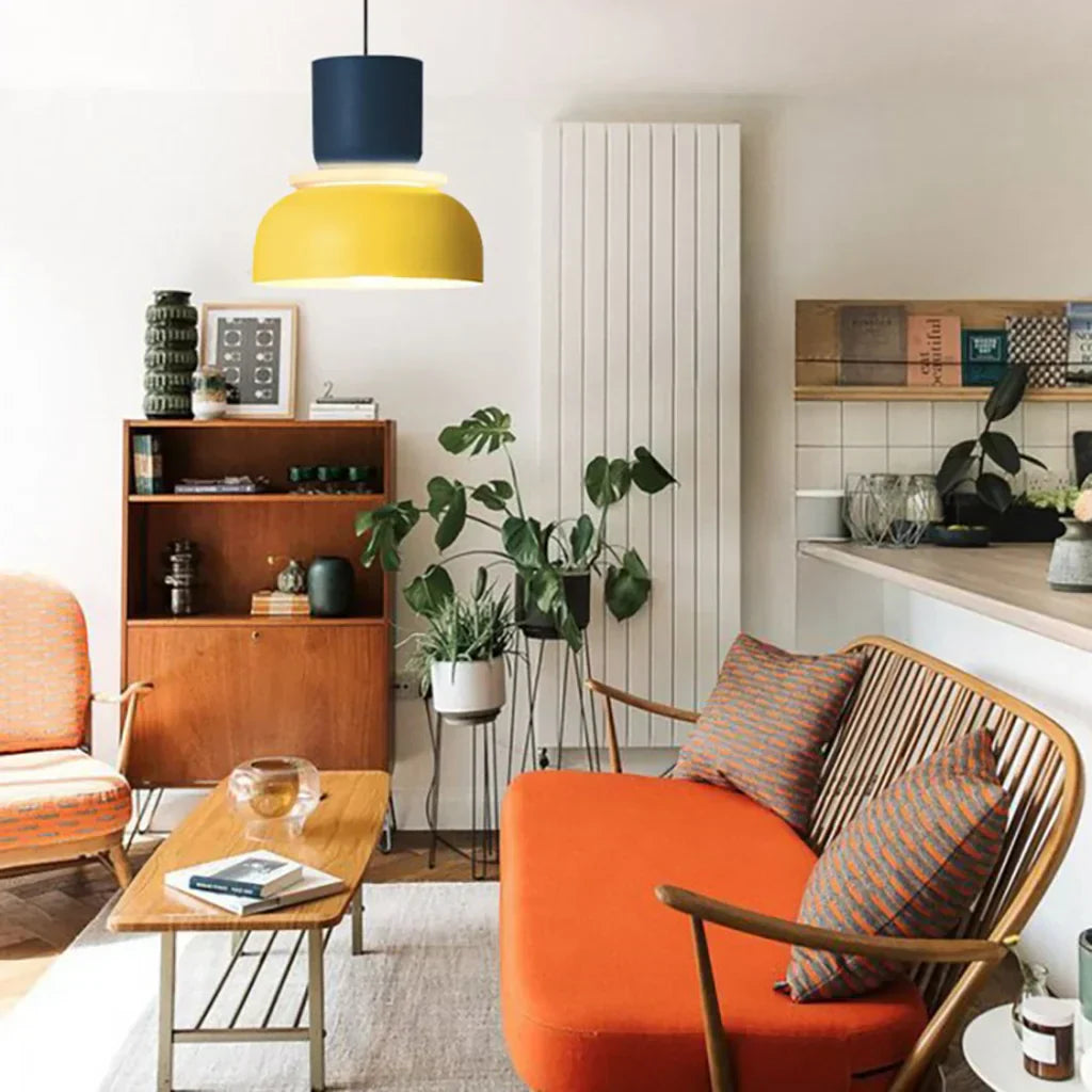 "Fargerik pendellampe med makronfarger og moderne nordisk design, interiørbelysning, perfekt for små til mellomstore rom."