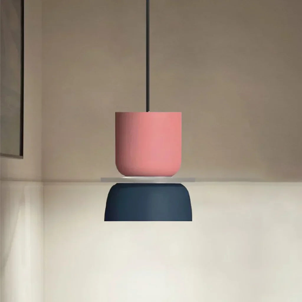 "Fargerik pendellampe med makronfarger og moderne nordisk design, interiørbelysning, perfekt for små til mellomstore rom."