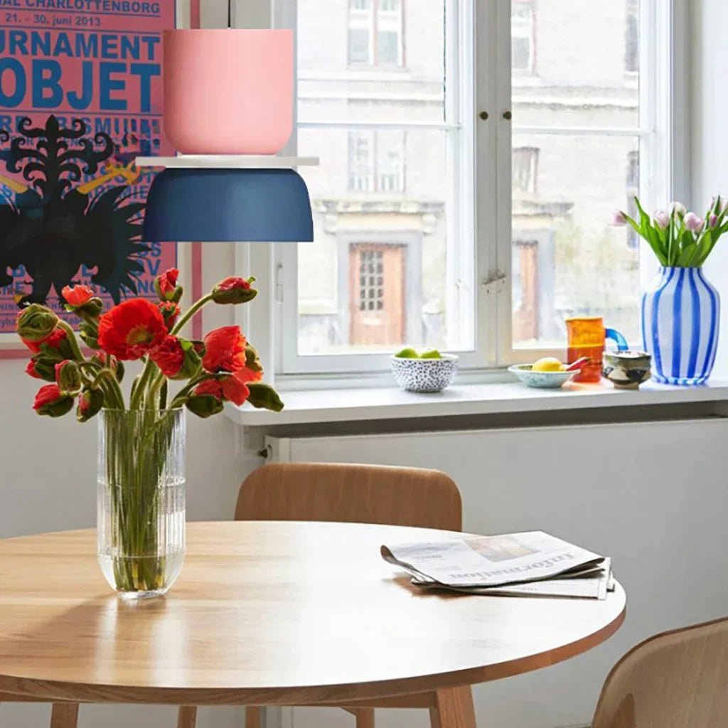 "Fargerik pendellampe med makronfarger og moderne nordisk design, interiørbelysning, perfekt for små til mellomstore rom."