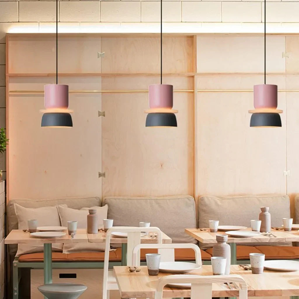 "Fargerik pendellampe med makronfarger og moderne nordisk design, interiørbelysning, perfekt for små til mellomstore rom."