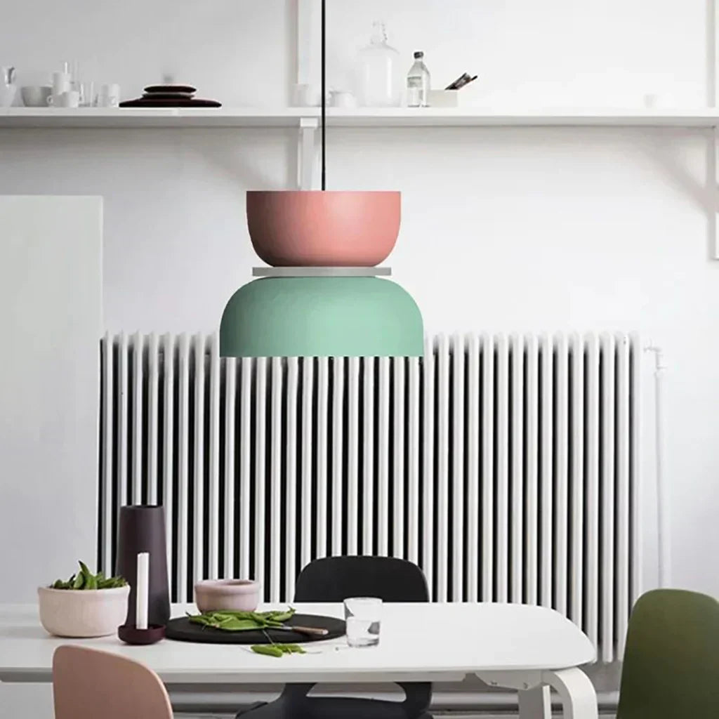 "Fargerik pendellampe med makronfarger og moderne nordisk design, interiørbelysning, perfekt for små til mellomstore rom."