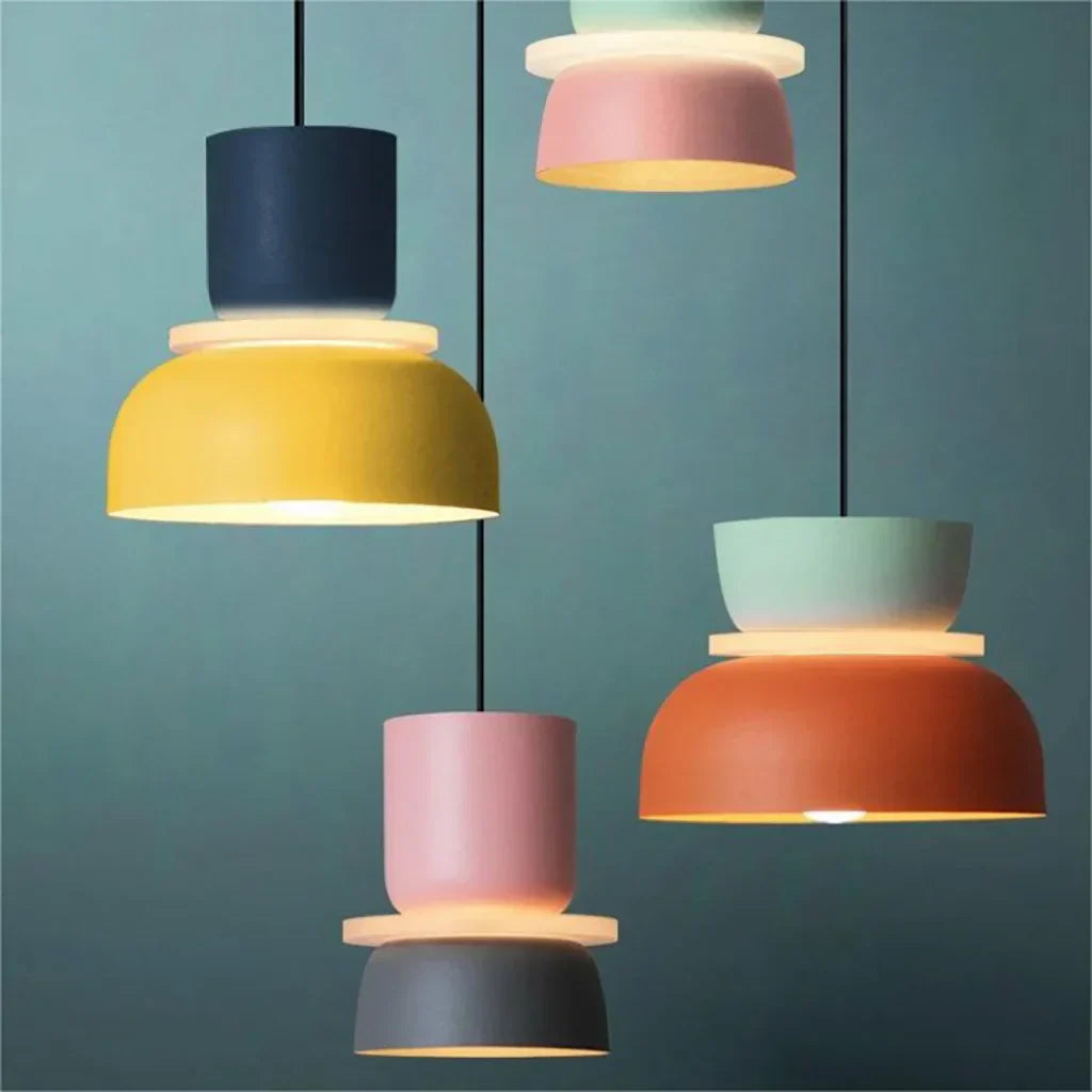 "Fargerik pendellampe med makronfarger og moderne nordisk design, interiørbelysning, perfekt for små til mellomstore rom."