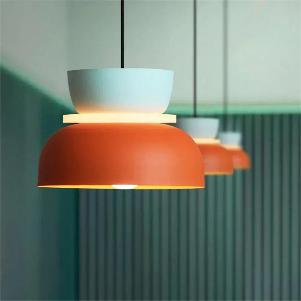 "Fargerik pendellampe med makronfarger og moderne nordisk design, interiørbelysning, perfekt for små til mellomstore rom."