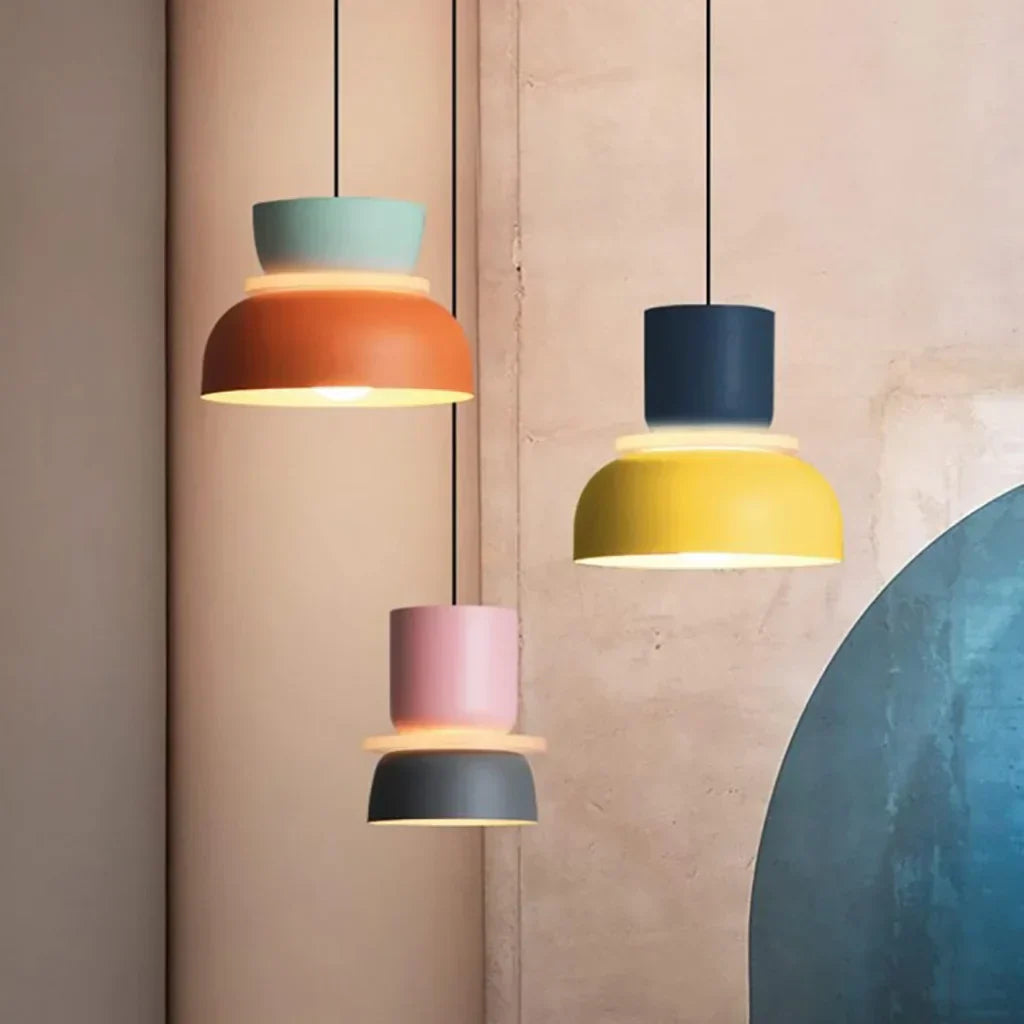 "Fargerik pendellampe med makronfarger og moderne nordisk design, interiørbelysning, perfekt for små til mellomstore rom."