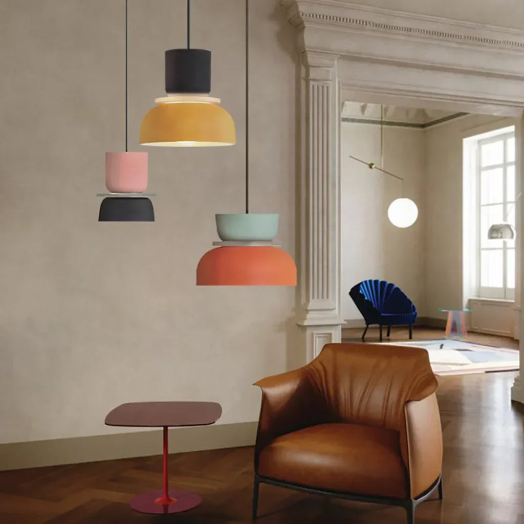 "Fargerik pendellampe med makronfarger og moderne nordisk design, interiørbelysning, perfekt for små til mellomstore rom."