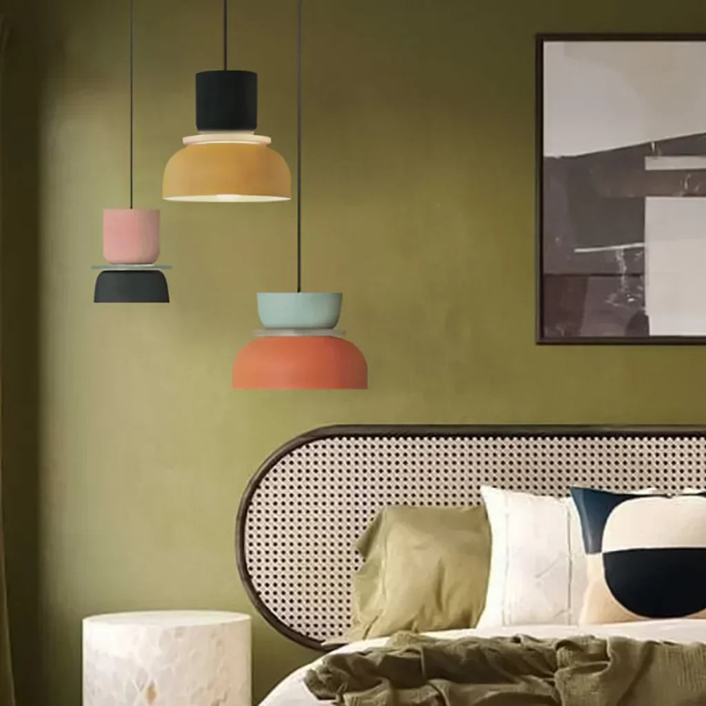 "Fargerik pendellampe med makronfarger og moderne nordisk design, interiørbelysning, perfekt for små til mellomstore rom."
