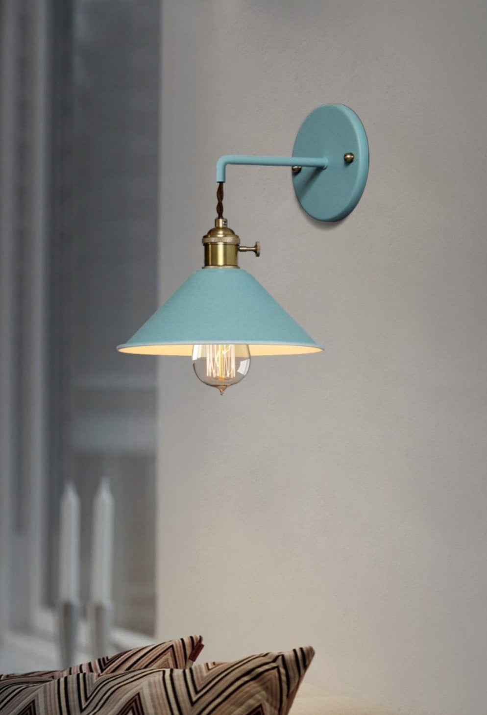 Fargerik retro belysning, denne vegglampen passer perfekt i stue, soverom eller gang.