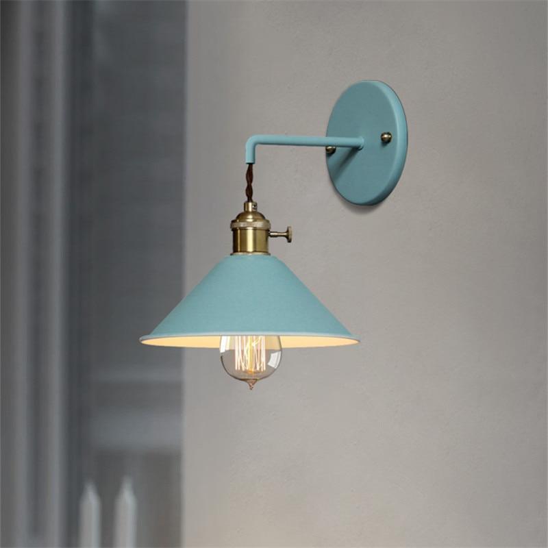 Vintage-inspirert vegglampe, fargerik og dekorativ, ideell for moderne hjeminnredning.