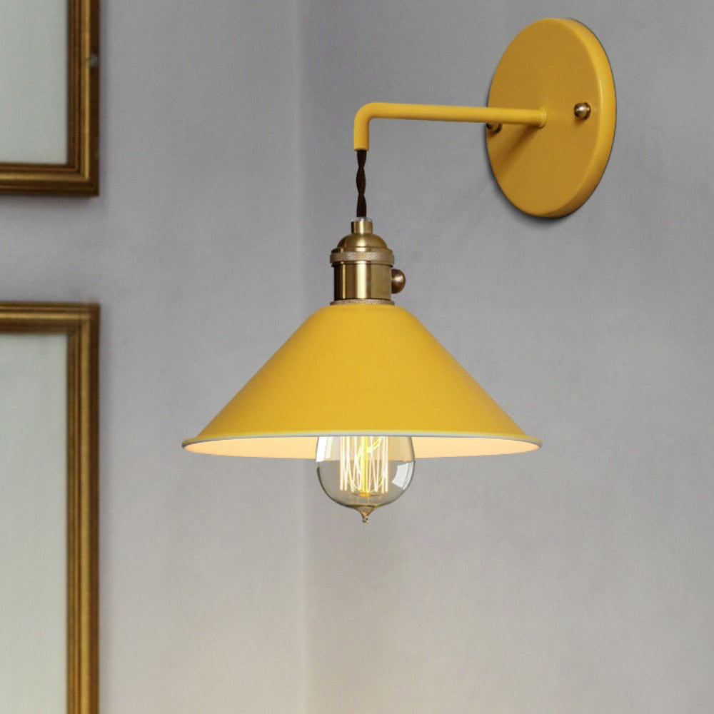 Stilfull fargerik vegglampe i retrostil, forbedrer belysning og design i stueinteriøret.