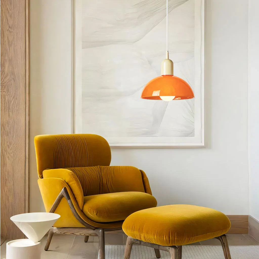 Fargerik skål pendellampe med LED-lys og elegant design i livlige farger, ideell for moderne og klassiske interiører.