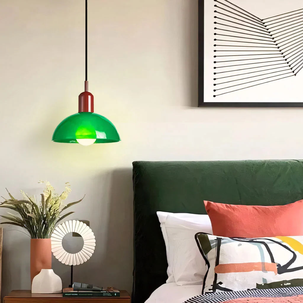 Fargerik skål pendellampe med LED-lys og elegant design i livlige farger, ideell for moderne og klassiske interiører.
