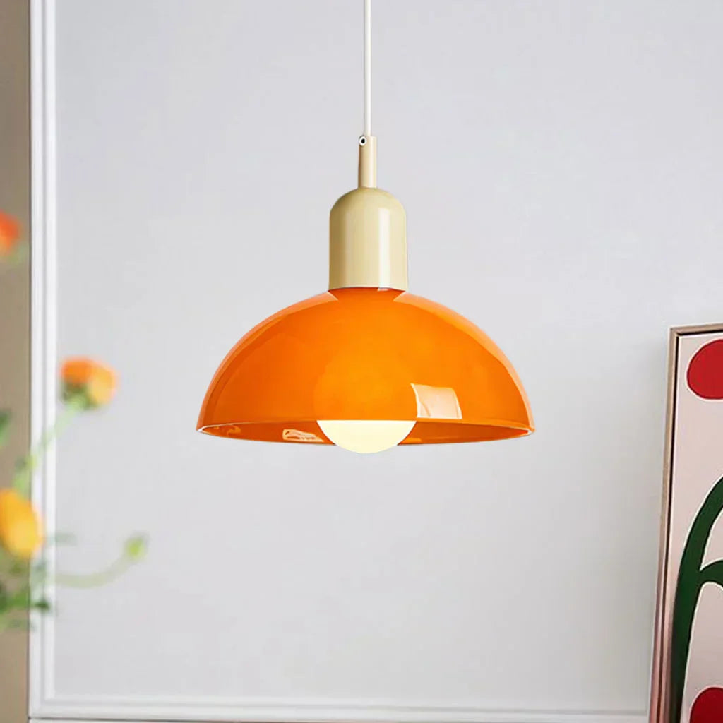 Fargerik skål pendellampe med LED-lys og elegant design i livlige farger, ideell for moderne og klassiske interiører.