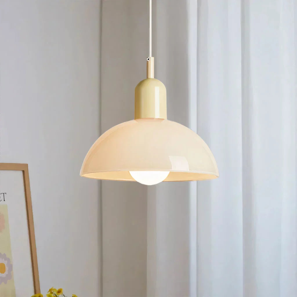 Fargerik skål pendellampe med LED-lys og elegant design i livlige farger, ideell for moderne og klassiske interiører.