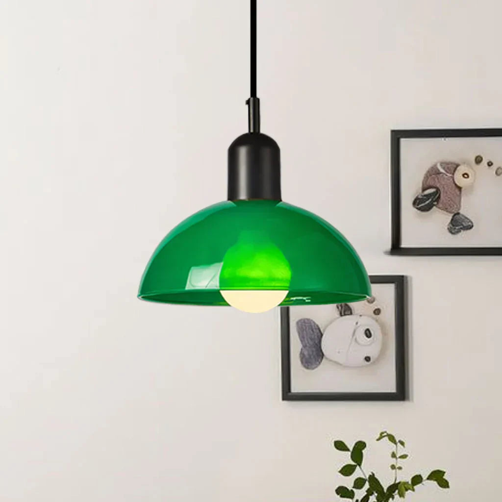 Fargerik skål pendellampe med LED-lys og elegant design i livlige farger, ideell for moderne og klassiske interiører.