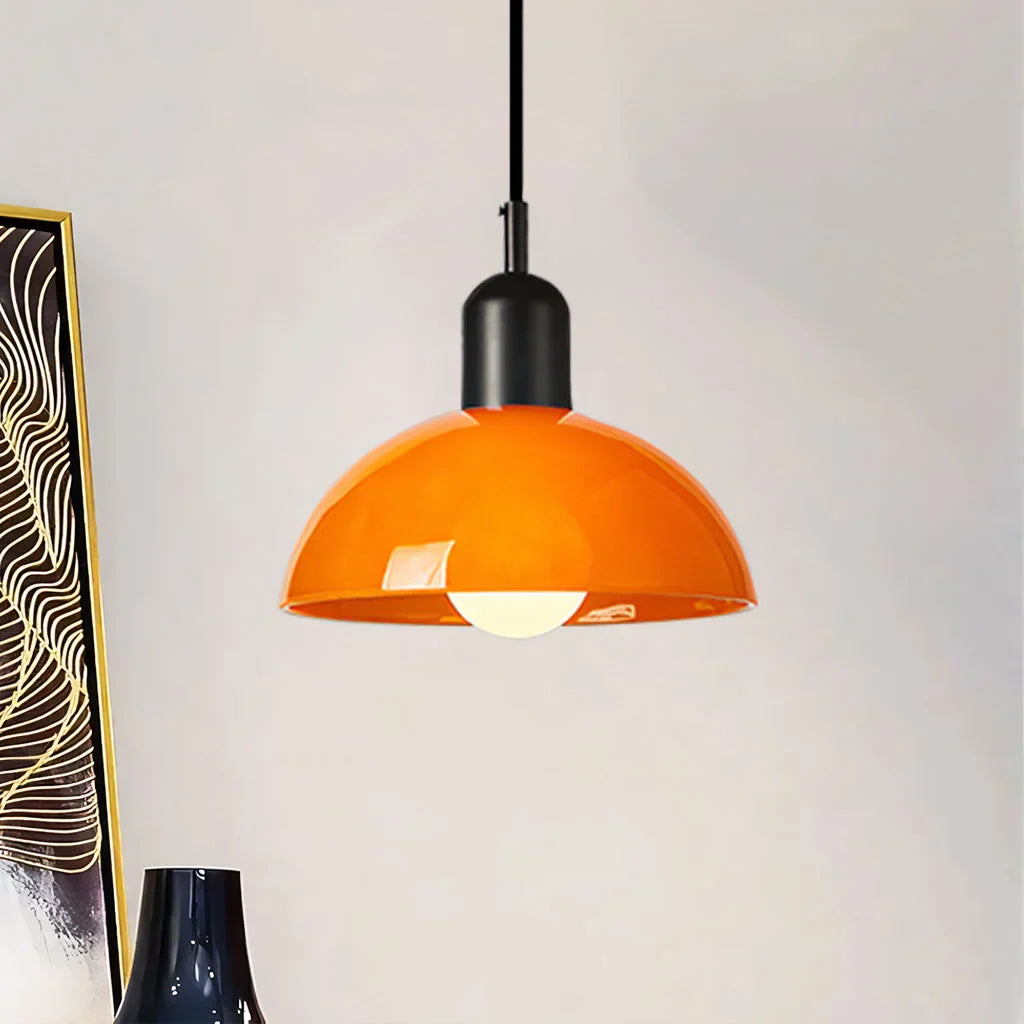 Fargerik skål pendellampe med LED-lys og elegant design i livlige farger, ideell for moderne og klassiske interiører.