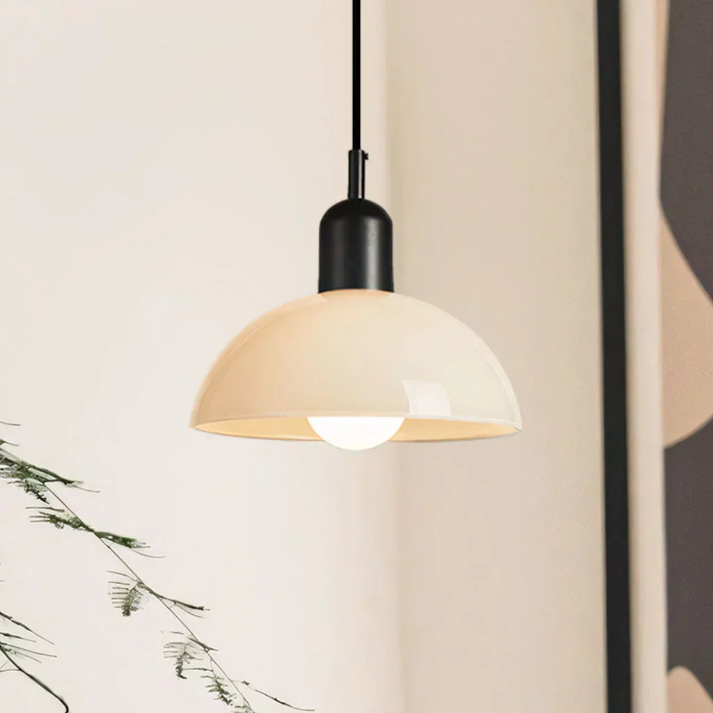 Fargerik skål pendellampe med LED-lys og elegant design i livlige farger, ideell for moderne og klassiske interiører.