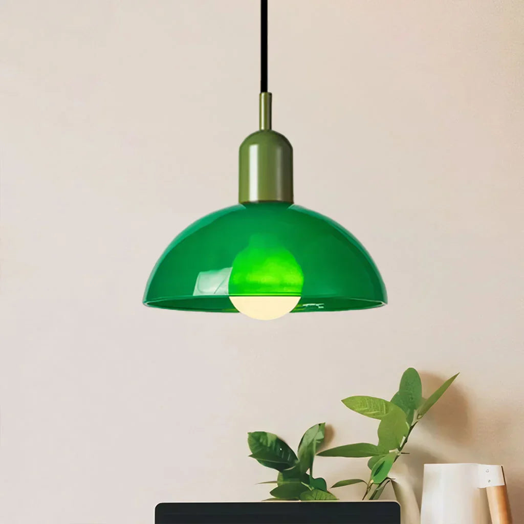 Fargerik skål pendellampe med LED-lys og elegant design i livlige farger, ideell for moderne og klassiske interiører.