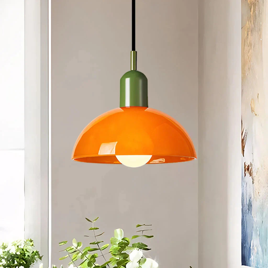 Fargerik skål pendellampe med LED-lys og elegant design i livlige farger, ideell for moderne og klassiske interiører.