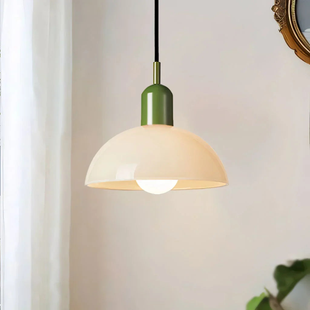 Fargerik skål pendellampe med LED-lys og elegant design i livlige farger, ideell for moderne og klassiske interiører.