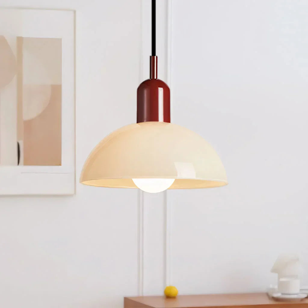 Fargerik skål pendellampe med LED-lys og elegant design i livlige farger, ideell for moderne og klassiske interiører.