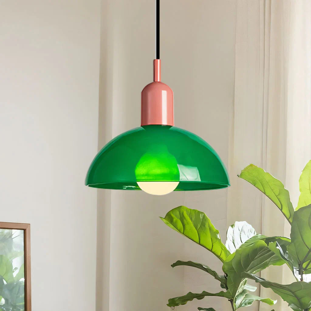 Fargerik skål pendellampe med LED-lys og elegant design i livlige farger, ideell for moderne og klassiske interiører.