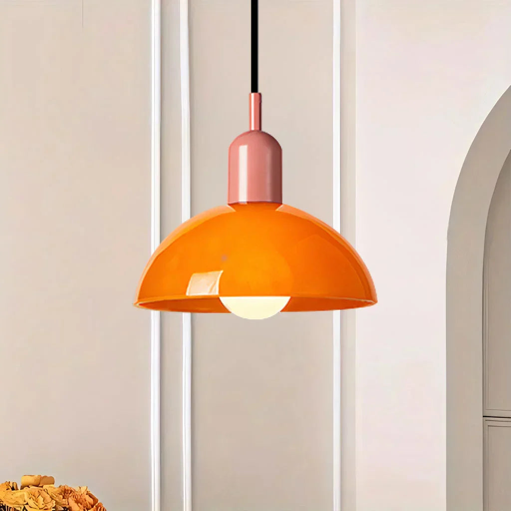 Fargerik skål pendellampe med LED-lys og elegant design i livlige farger, ideell for moderne og klassiske interiører.