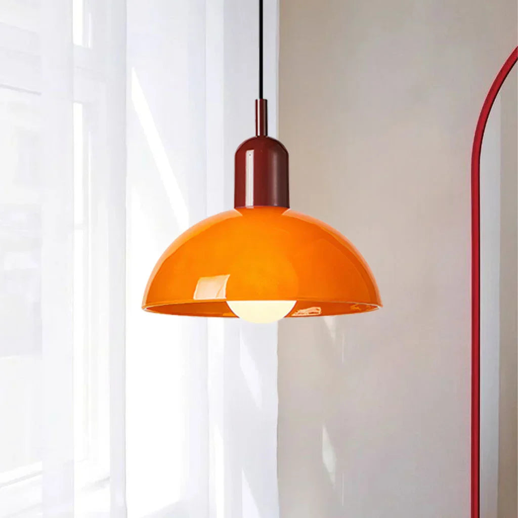 Fargerik skål pendellampe med LED-lys og elegant design i livlige farger, ideell for moderne og klassiske interiører.
