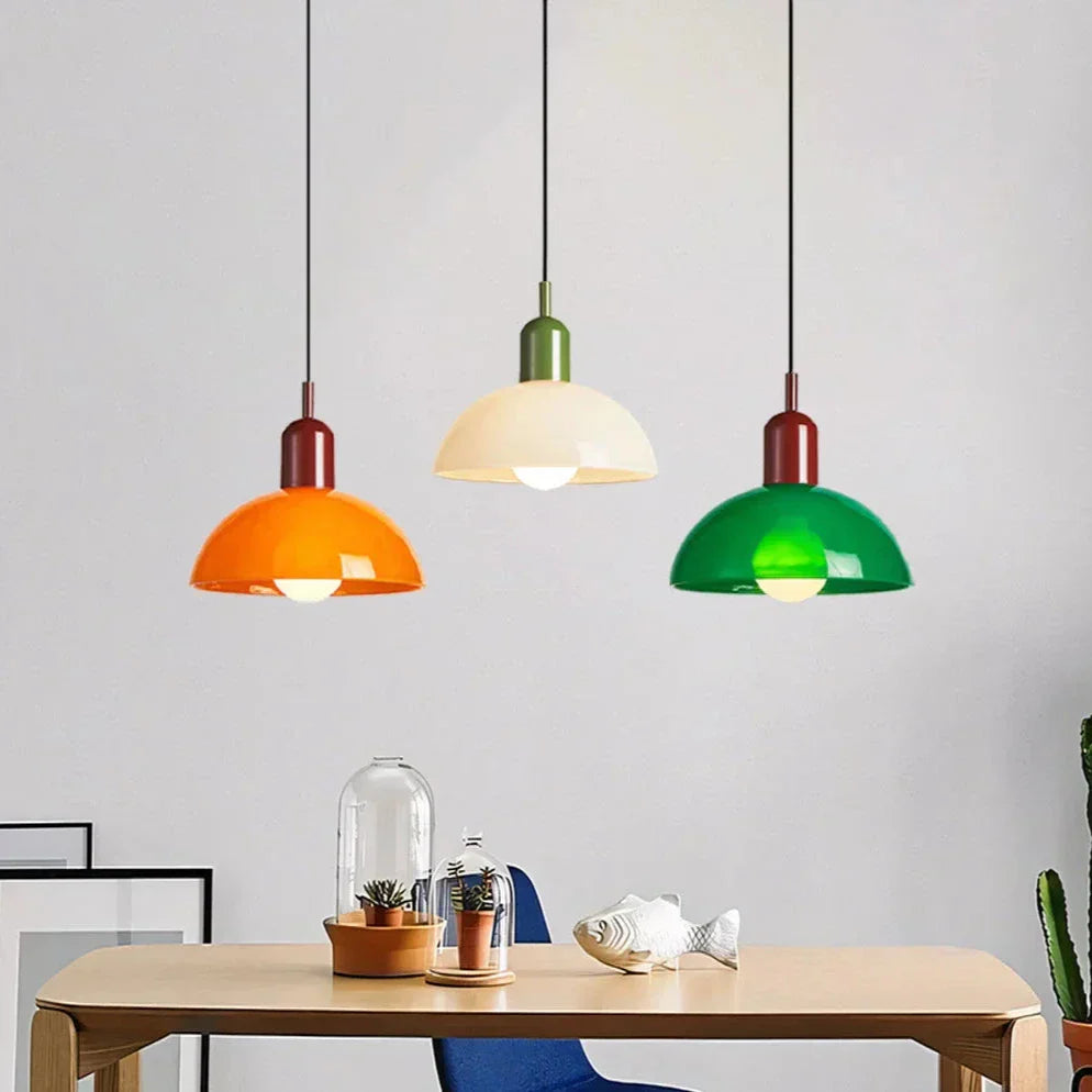 Fargerik skål pendellampe med LED-lys og elegant design i livlige farger, ideell for moderne og klassiske interiører.