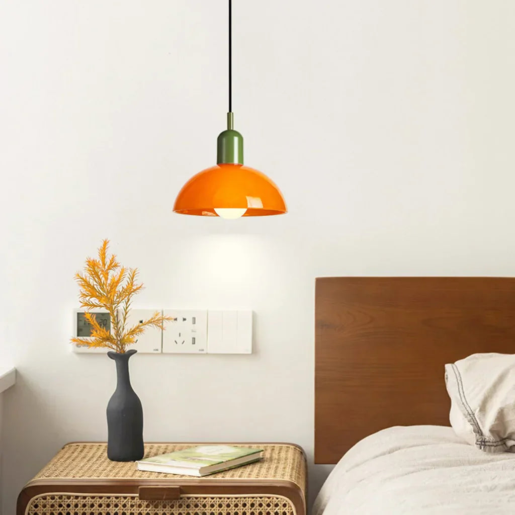 Fargerik skål pendellampe med LED-lys og elegant design i livlige farger, ideell for moderne og klassiske interiører.