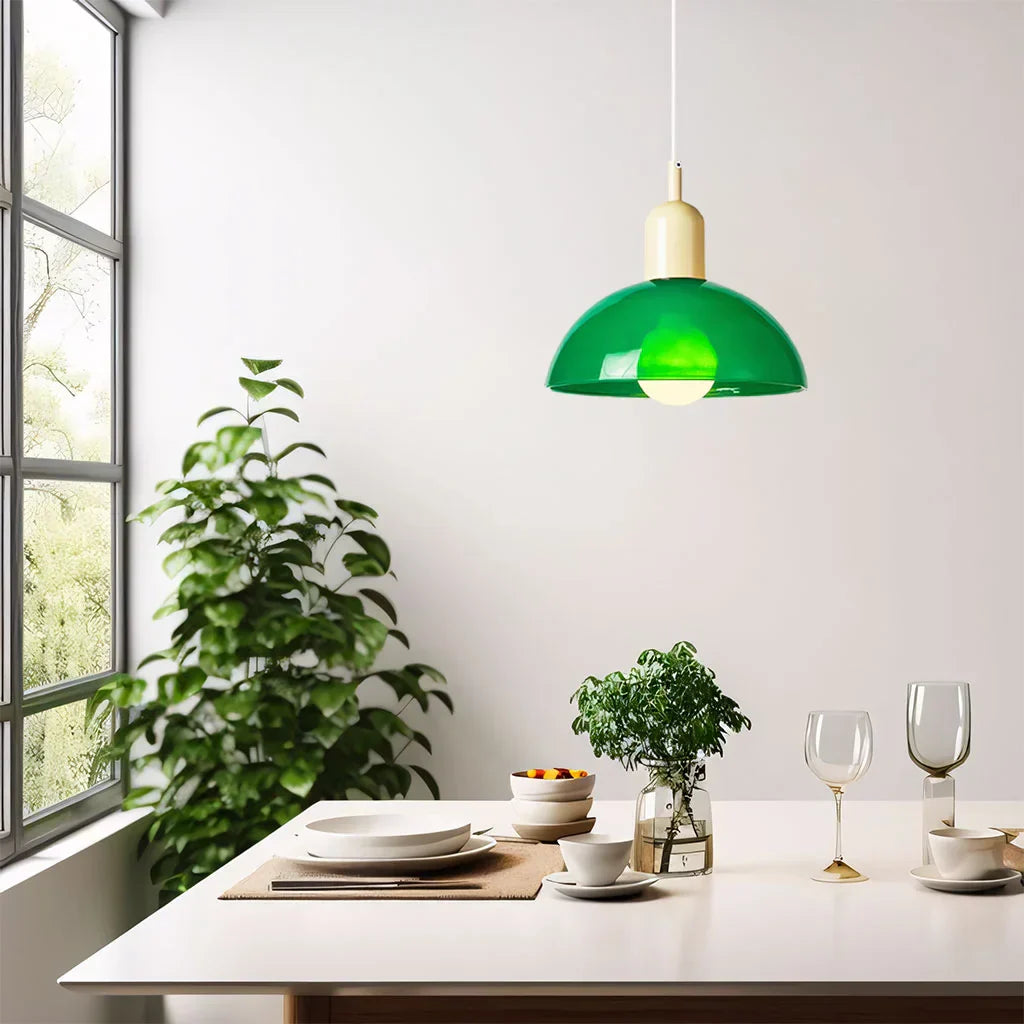 Fargerik skål pendellampe med LED-lys og elegant design i livlige farger, ideell for moderne og klassiske interiører.