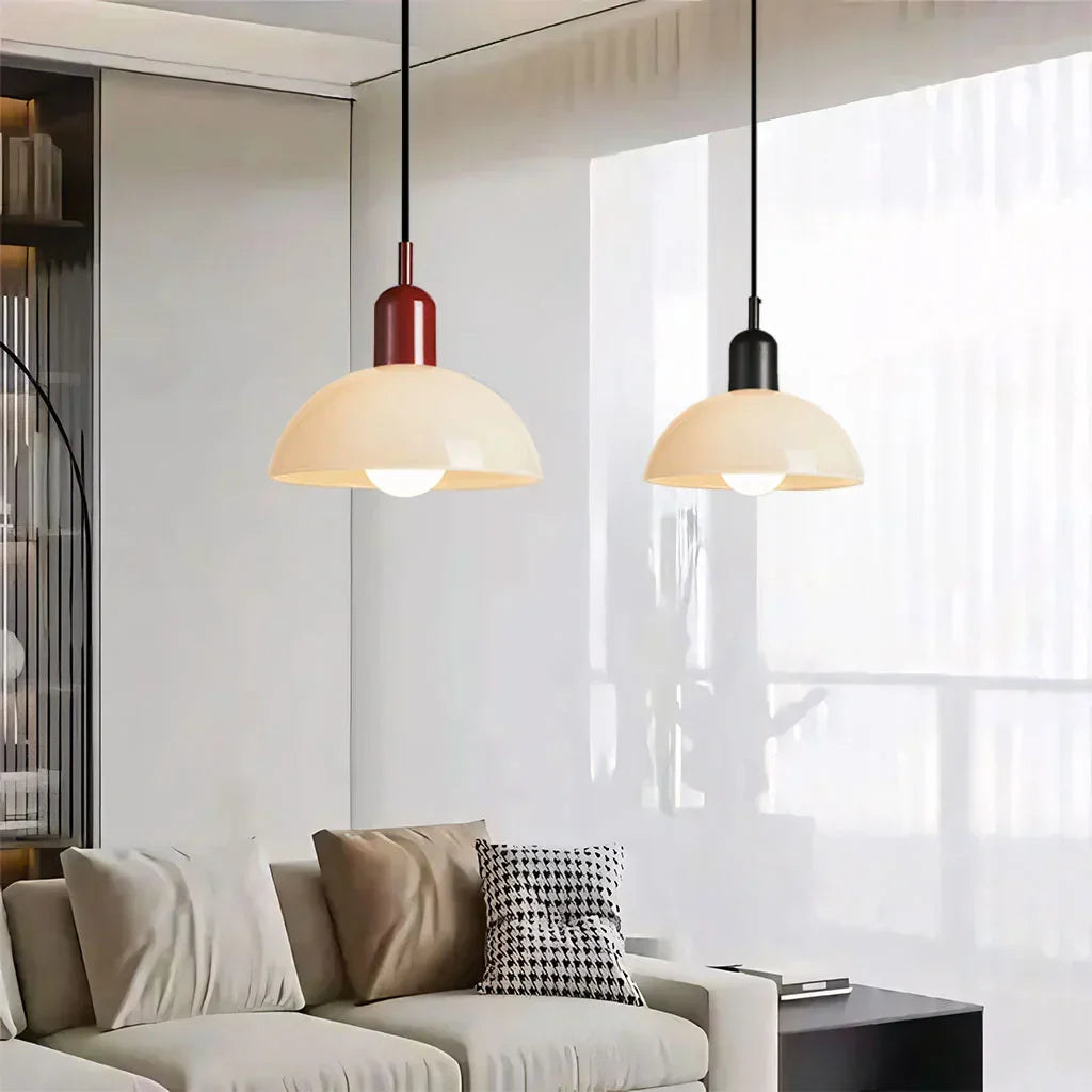 Fargerik skål pendellampe med LED-lys og elegant design i livlige farger, ideell for moderne og klassiske interiører.