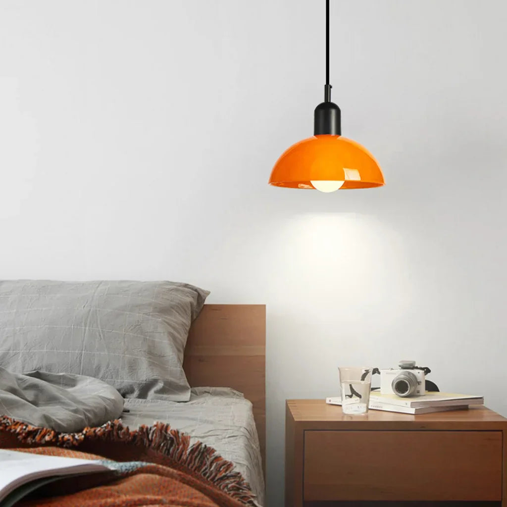 Fargerik skål pendellampe med LED-lys og elegant design i livlige farger, ideell for moderne og klassiske interiører.