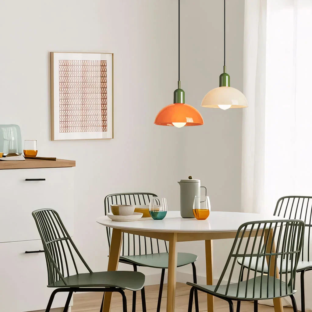 Fargerik skål pendellampe med LED-lys og elegant design i livlige farger, ideell for moderne og klassiske interiører.
