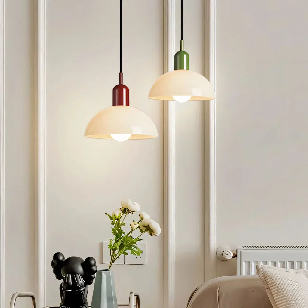 Fargerik skål pendellampe med LED-lys og elegant design i livlige farger, ideell for moderne og klassiske interiører.