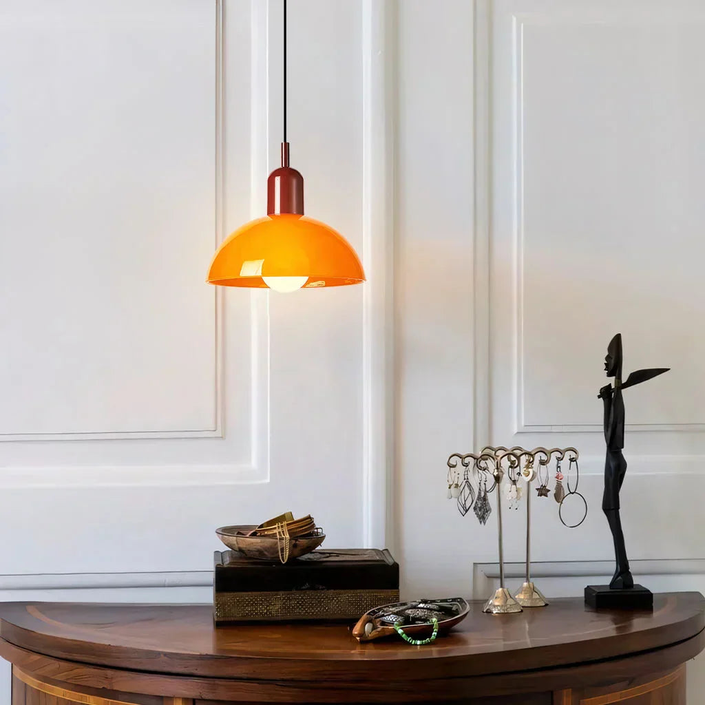 Fargerik skål pendellampe med LED-lys og elegant design i livlige farger, ideell for moderne og klassiske interiører.