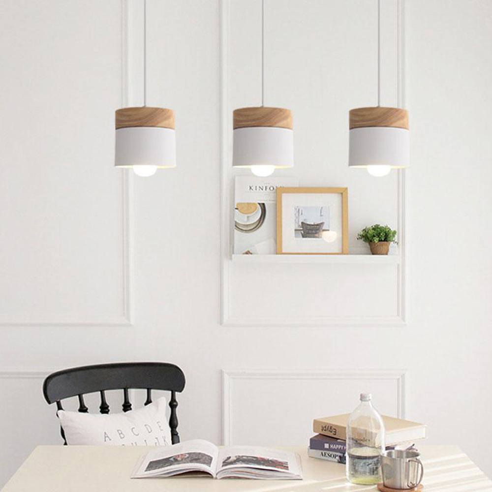 "Fargerik tre og metall pendellampe med moderne design, justerbare ledninger og tilgjengelig i flere farger"