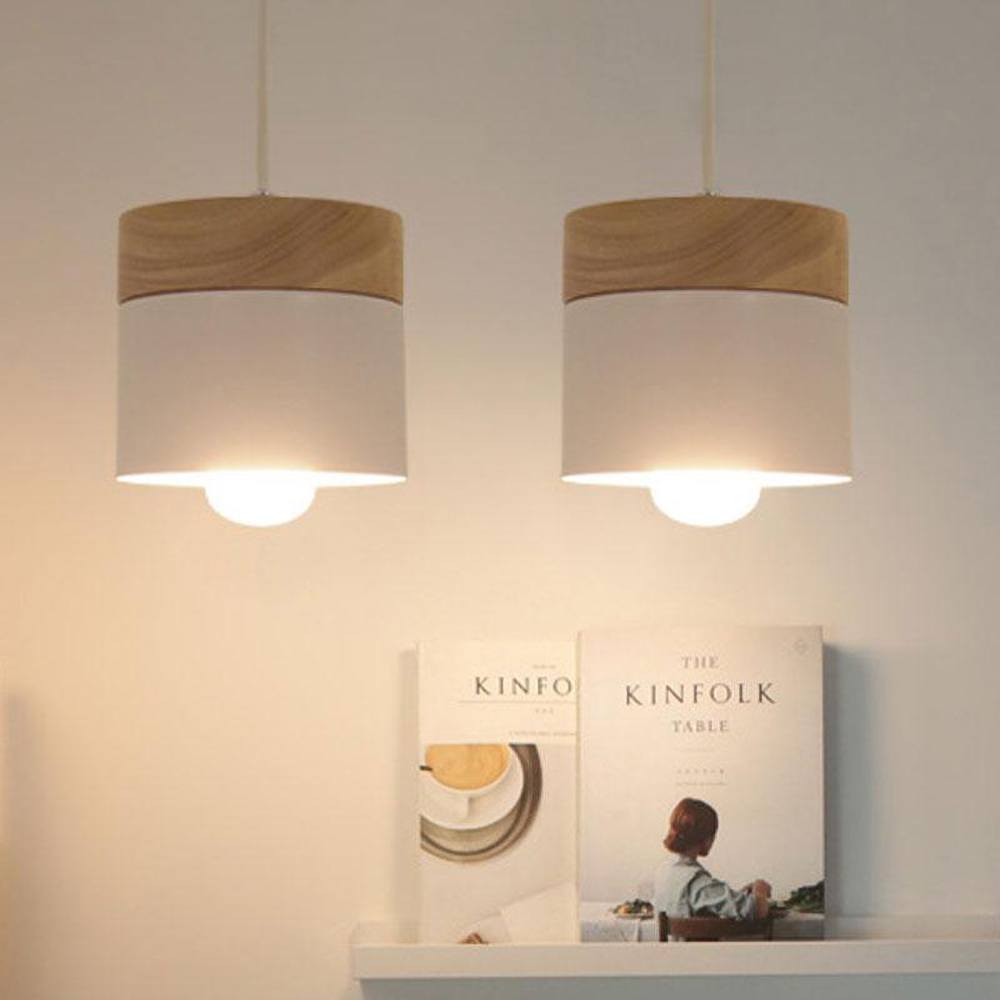 "Fargerik tre og metall pendellampe med moderne design, justerbare ledninger og tilgjengelig i flere farger"