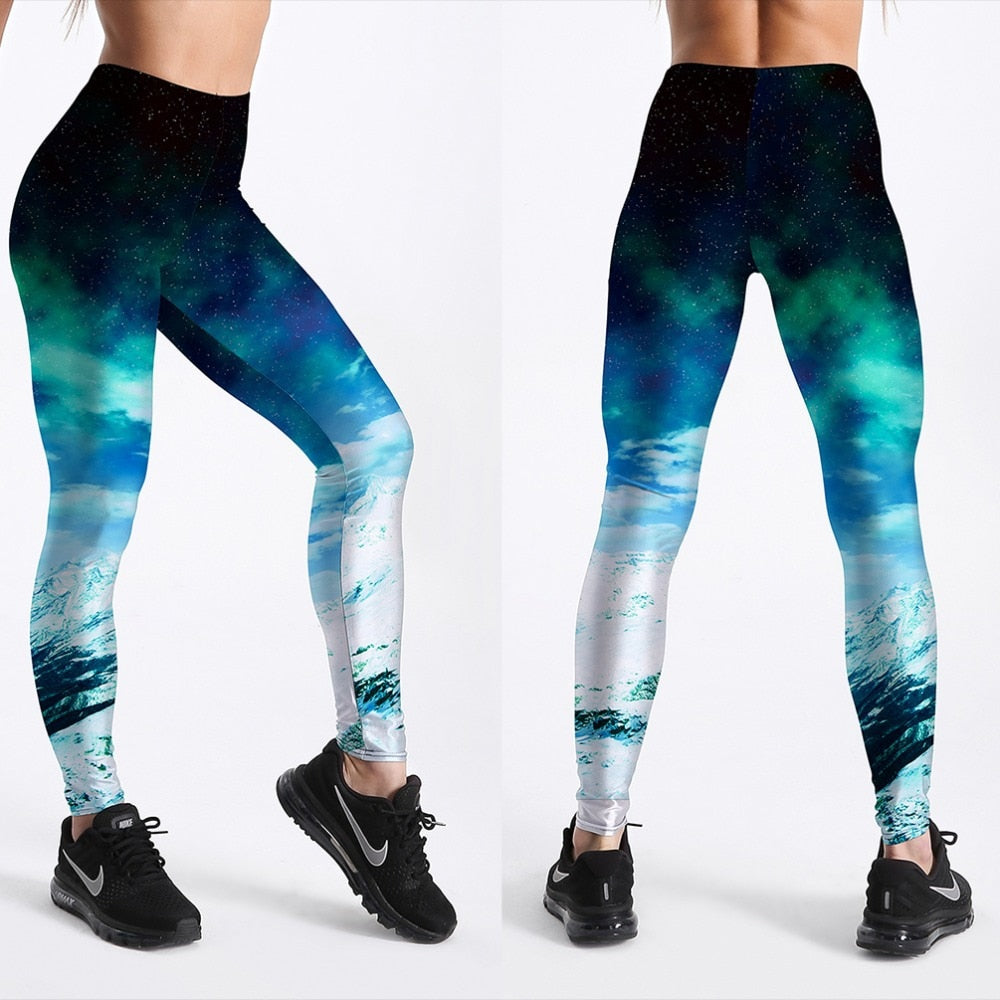 Kvinne i fargerike 3D galakse leggings, høy midje. Komfortable dameklær for dynamisk trening eller avslappet fritid.