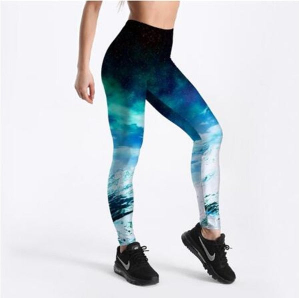 Nærbilde av levende 3D galaksemønster på dame leggings, viser detaljer i det unike kosmiske trykket.