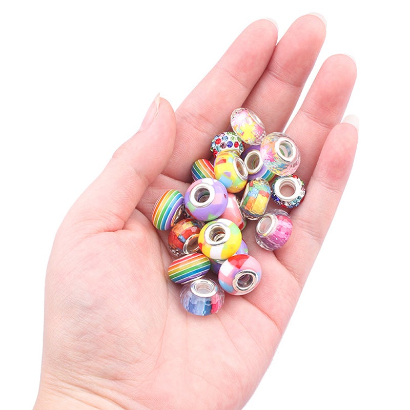 "Fargerikt DIY armbåndsett for barn, inkludert perler og snorer, perfekt for kreativ smykkelaging og barnehåndverk."
