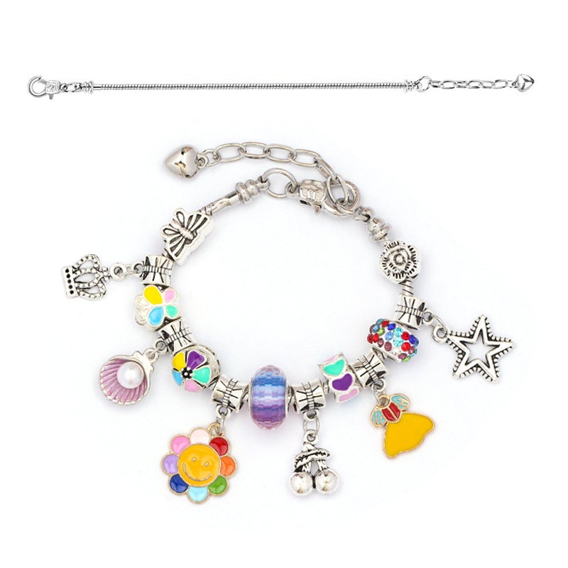 "Fargerikt DIY armbåndsett for barn, inkludert perler og snorer, perfekt for kreativ smykkelaging og barnehåndverk."