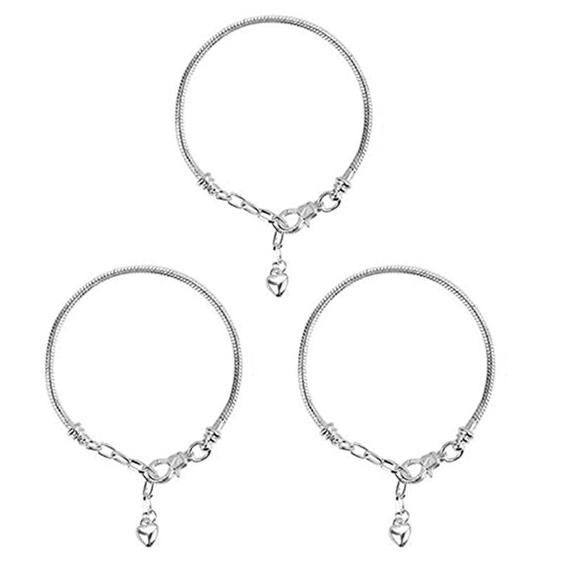 "Fargerikt DIY armbåndsett for barn, inkludert perler og snorer, perfekt for kreativ smykkelaging og barnehåndverk."