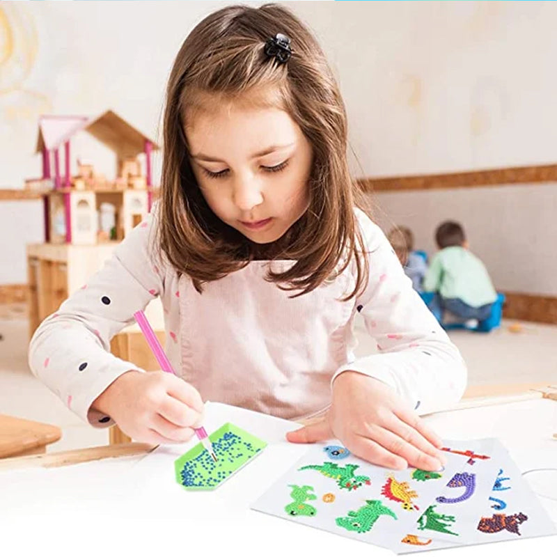 "Fargerikt DIY diamantmalingsett for barn med motiver som enhjørning og dinosaur, passer for kreativ læring og gaver."