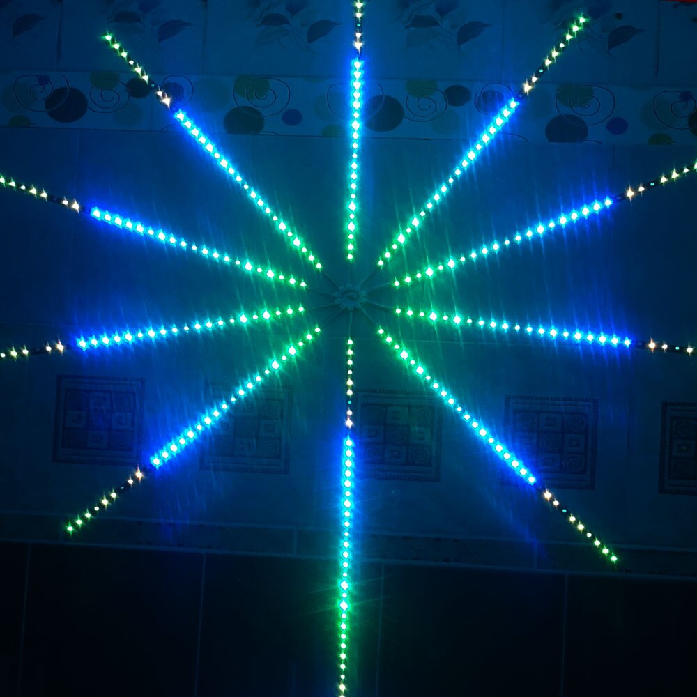 Nærbilde av glødende musikkstyrt RGB LED-fyrverkerilys for fest og dekorasjon