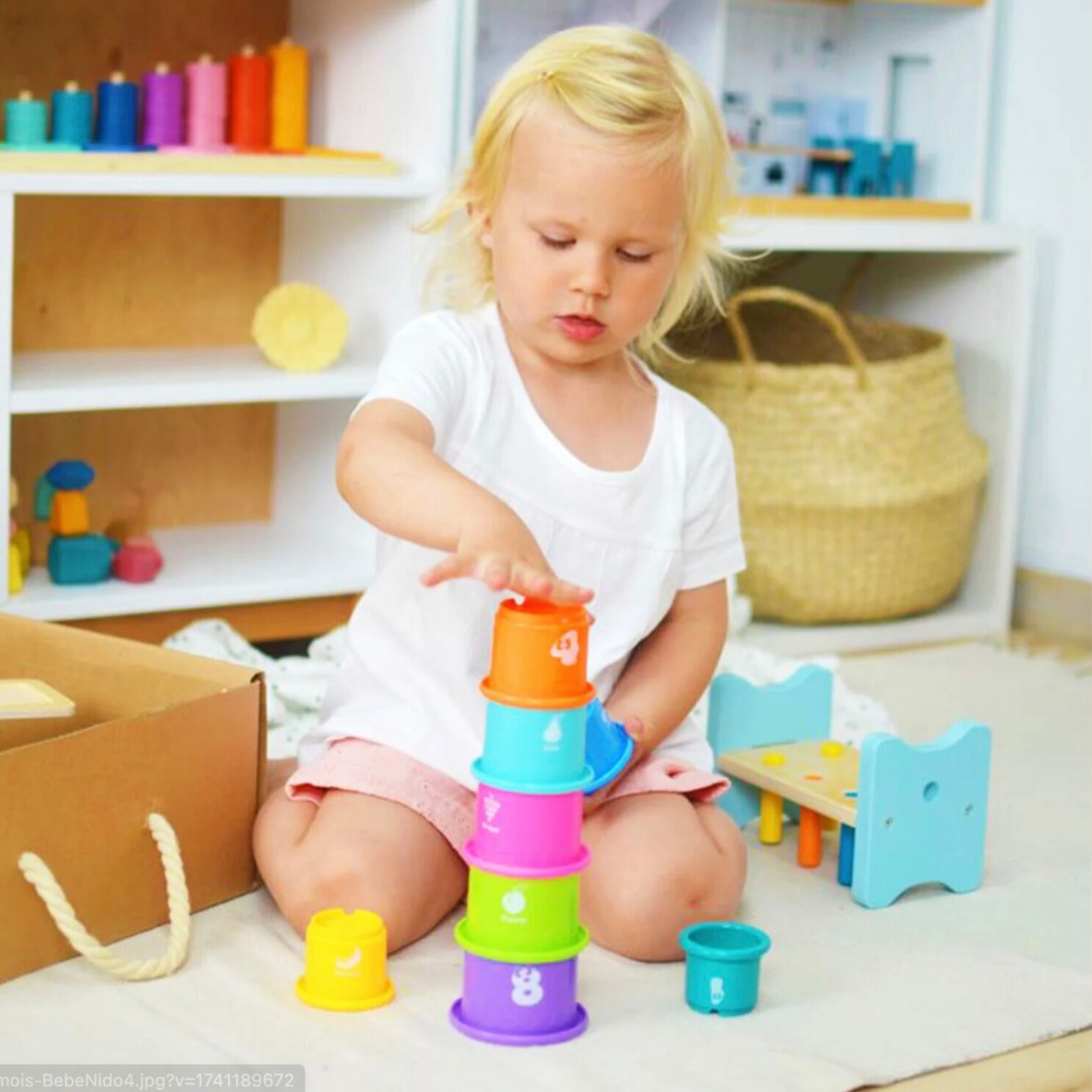 "Fargerikt Montessori lekesett for småbarn, 13–18 måneder. Oppmuntrer finmotorikk og selvstendig lek i læringsøyeblikk."